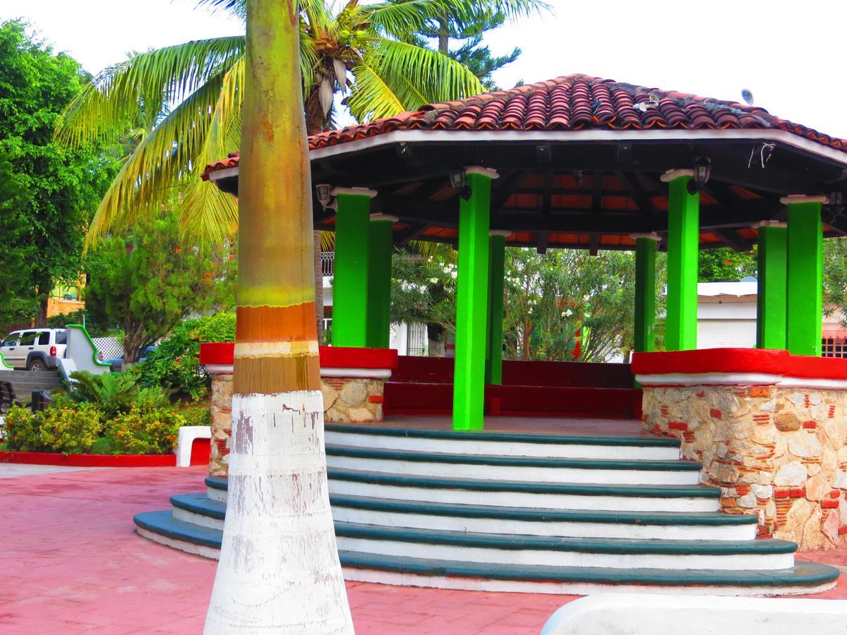 La Cruz * La Cruz de Huanacaxtle